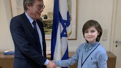 Laurent Simons of Belgium, who aims to create medical devices, recently met with Ambassador of Israel to Belgium and Luxembourg Emmanuel Nahshon. Source: Twitter.