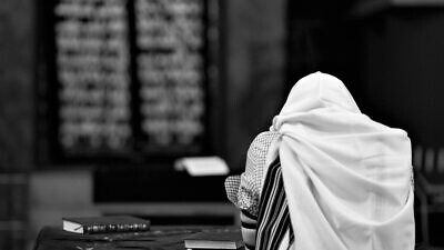 A Jewish man at prayer. Credit: Pixabay.