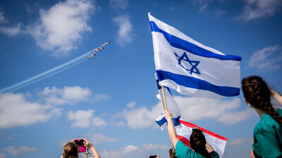 Hadassah Ein Kerem Medical team cheer an Israeli air force acrobatic team flies over Hadassah Ein Kerem hospital in Jerusalem on Israel's 72nd Inependence Day on April 29, 2020,  Photo by Yonatan Sindel/Flash90.