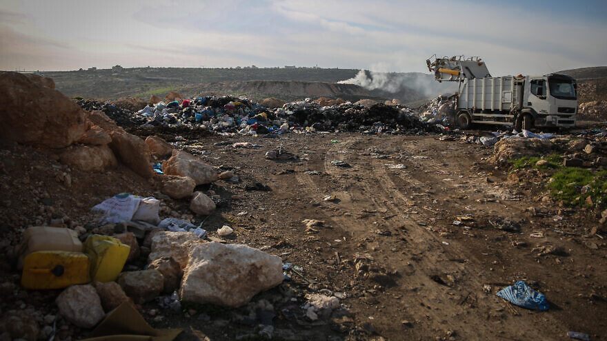 Garbage dumping outside of the Palestinian village of Rammun, Dec. 8, 2014. Photo by Hadas Parush/Flash90.