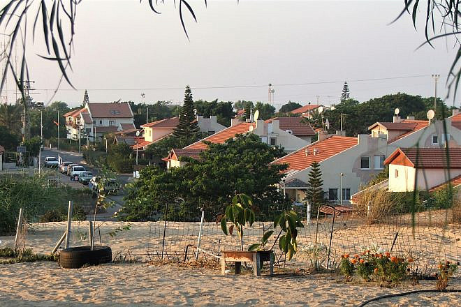 Israeli homes in Neve Dekalim, Gush Katif. Credit: Yakov Ben-Avraham via Wikimedia Commons.