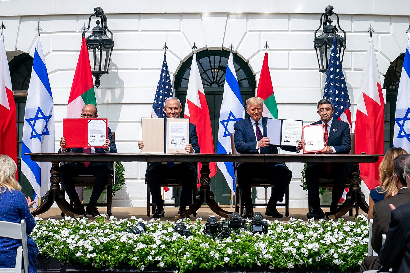 U.S. President Donald Trump, Bahraini Foreign Minister Abdullatif bin Rashid Al-Zayani, Israeli Prime Minister Benjamin Netanyahu and UAE Foreign Minister Abdullah bin Zayed Al Nahyani sign the Abraham Accords on the South Lawn of the White House, Sept. 15, 2020. Credit: White House/Tia Dufour.