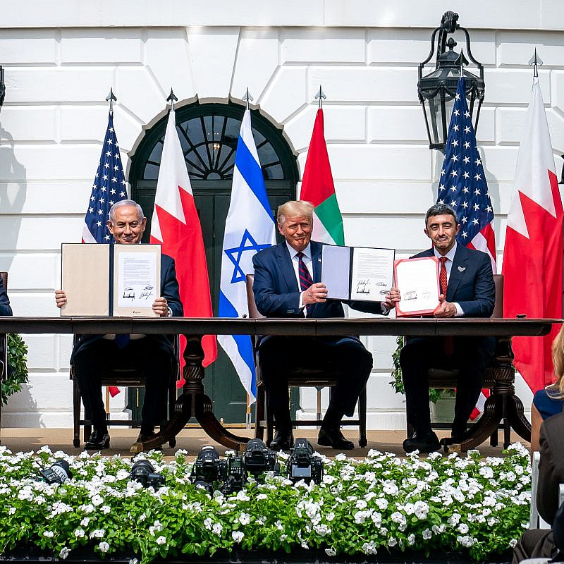 U.S. President Donald Trump, Bahraini Foreign Minister Abdullatif bin Rashid Al-Zayani, Israeli Prime Minister Benjamin Netanyahu and UAE Foreign Minister Abdullah bin Zayed Al Nahyani sign the Abraham Accords on the South Lawn of the White House, Sept. 15, 2020. Credit: White House/Tia Dufour.