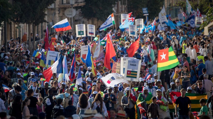Thousands of Israelis and Evangelical Christians in Jerusalem mark the Jewish holiday of Sukkot, the Feast of the Tabernacles, on Oct. 10, 2017. Photo by Yonatan Sindel/Flash90.