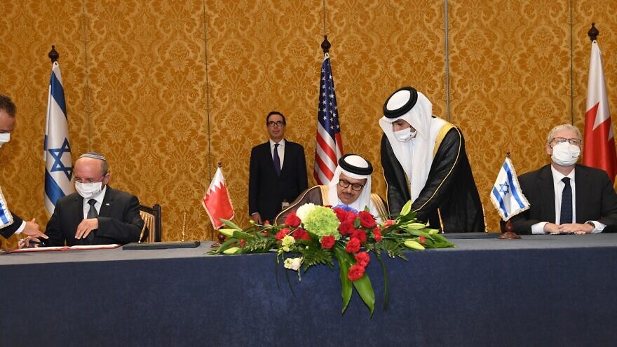 Israeli National Security Adviser Meir Ben-Shabbat (left), signs a joint communique with Bahraini Foreign Minister Abdullatif bin Rashid Al Zayani in Manama, Bahrain, on Oct. 18, 2020. Credit: Haim Zach/GPO.