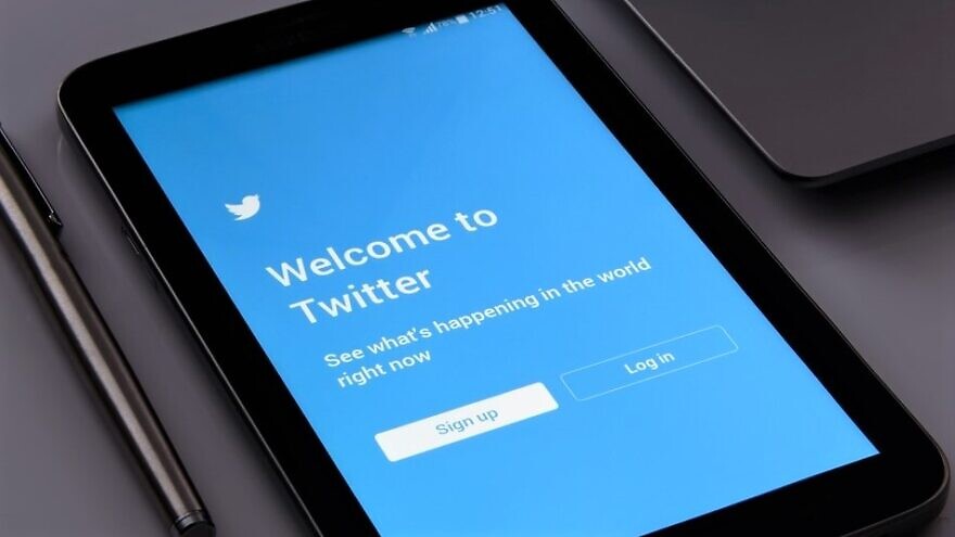 Twitter on smartphone. Credit: Pixabay.