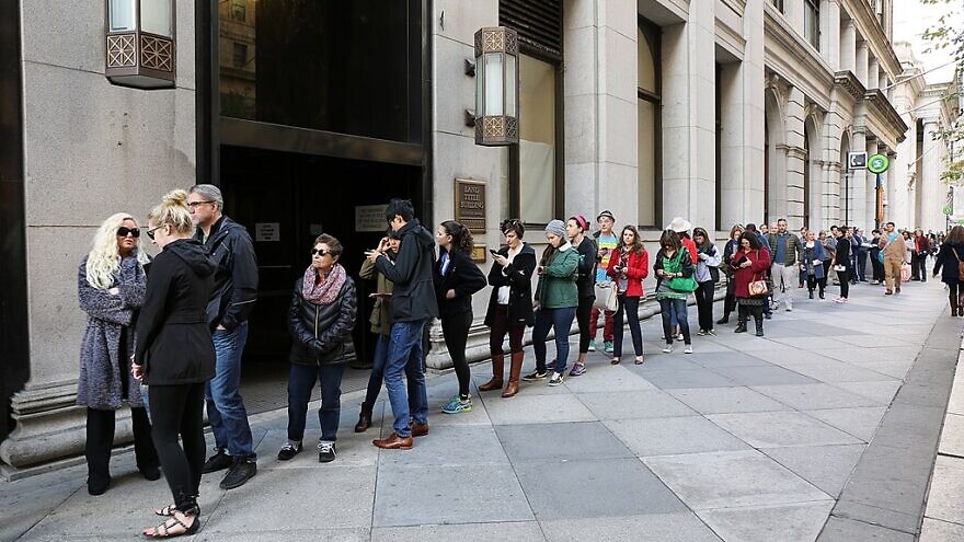 Philadelphia voters in line during the U.S. presidential elections in November 2016. Credit: Wikimedia Commons/VOA.
