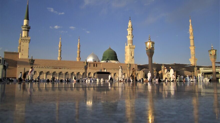 The Mosque of the Prophet in Medina, Saudi Arabia, containing the tomb of Muhammad. Credit: Wikimedia Commons.