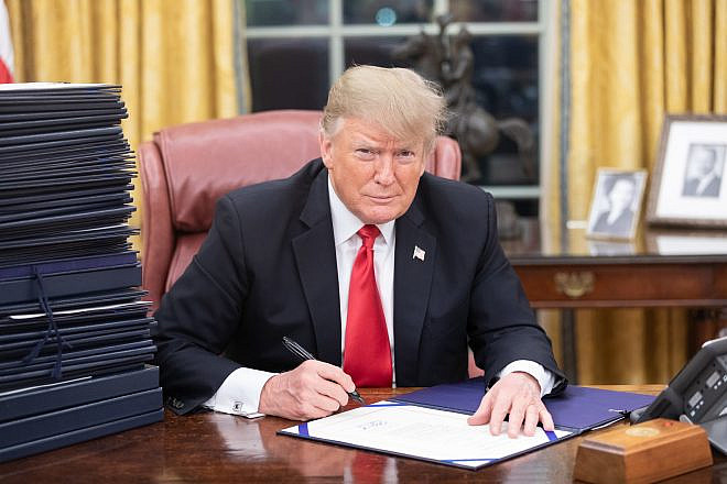 U.S. President Donald Trump at his desk in the White House, Dec. 21, 2018. Credit: Shealah Craighead/White House.
