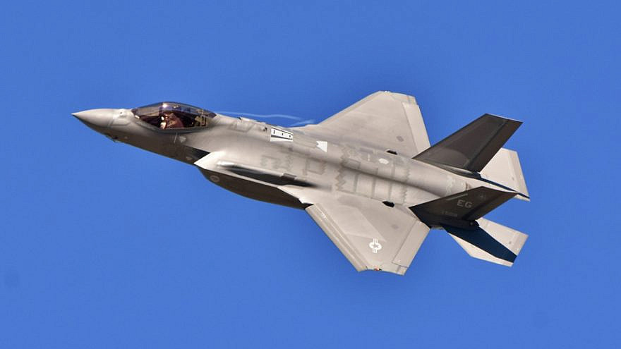 A U.S. Air Force F-35 Joint Strike Fighter (“Lightning II”) jet flying. Credit: Michael Fitzsimmons/Shutterstock.