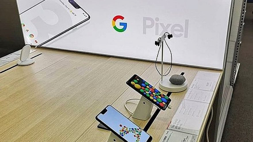 Photographs of Google Pixel 3 and Pixel 3 XL smartphones, 2018. Credit: Kazuhisa OTSUBO from Tokyo, Japan, via Wikimedia Commons.