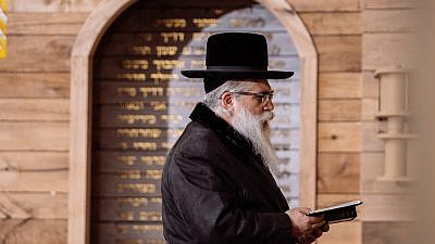 Kyiv Chief Rabbi Yaakov Dov Bleich leads the memorial ceremony and inauguration of the symbolic synagogue on the site of the Babi Yar Nazi massacre. Credit: Courtesy of the Babyn Yar Holocaust Memorial Center.
