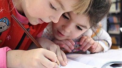 Kids at school learning. Credit: Pixabay.