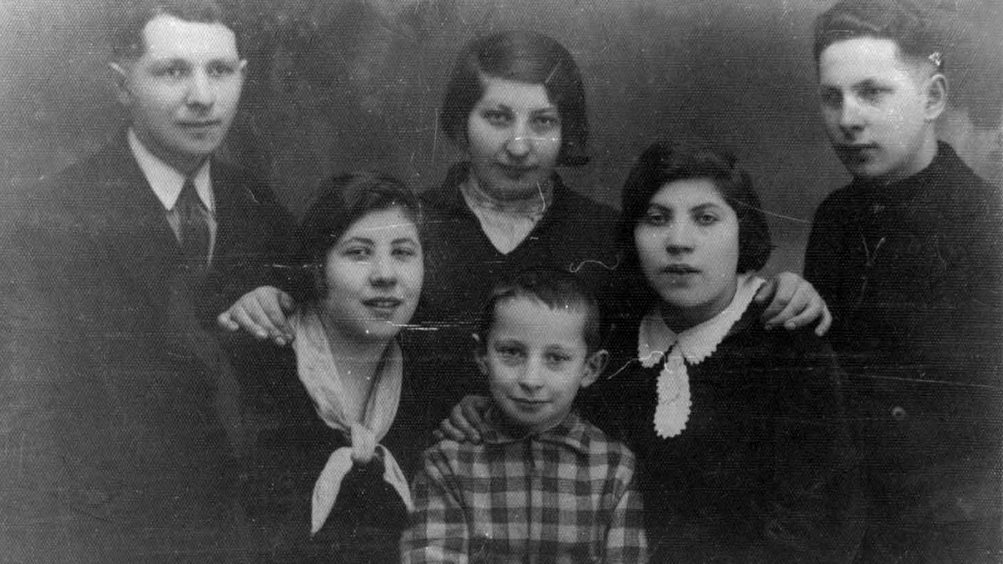 Six of the Bernstein siblings taken in Ylakiai, Lithuania, February 1933. Top row, from left: Arye-Leib, Ida and Benzion; bottom row, from left: Rivka, Menachem and Hinda. They were all murdered in the Holocaust except for Ida, who immigrated to Eretz Israel (Mandatory Palestine) on Feb. 5, 1933, taking this photo with her. Credit: Yad Vashem.