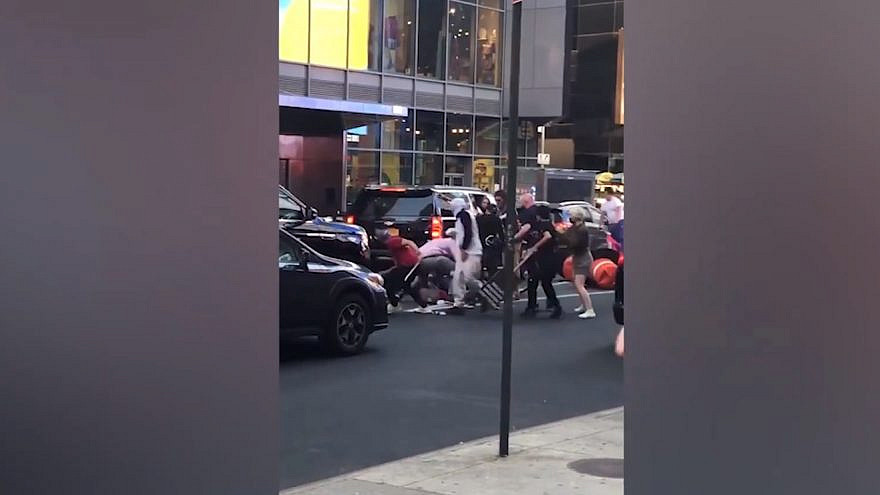 The antisemitic assault on Joseph Borgen in New York City on May 21, 2021. Source: Screenshot.