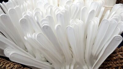 Disposable utensils. Credit: Pixabay.