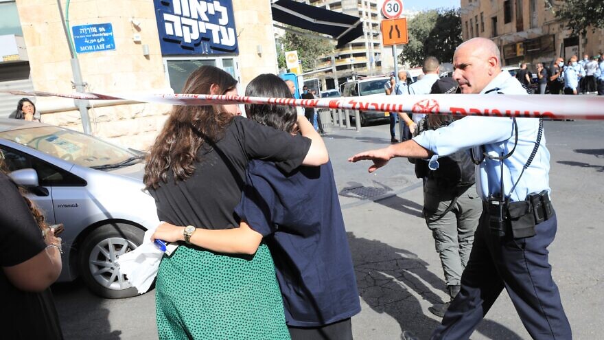 Police and rescue personnel at the scene of a terror attack near the Central Bus Station in Jerusalem. Two Israelis wear moderatly injured in the stabbing attack, and the Palestinian terrorist was shot, Sept. 13, 2021. Photo by Olivier Fitoussi/Flash90.