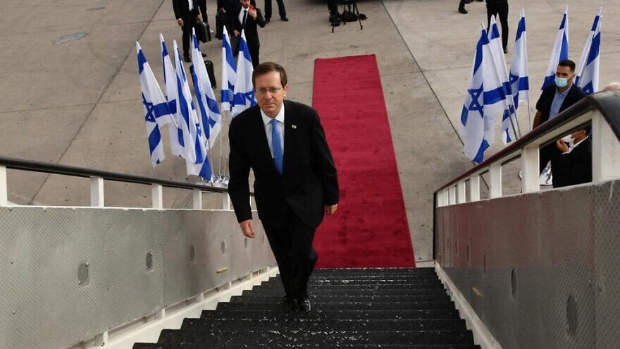 Israeli President Isaac Herzog boards a plane for a trip to the U.K., Nov, 21, 2021. Source: Facebook.