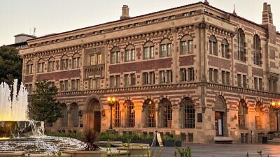 The Gwynn Wilson Student Union the campus of the University of Southern California, July 21, 2021. Credit: EEJCC via Wikimedia Commons.