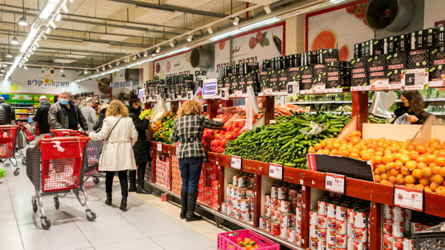 Shopping at the Rami Levy supermarket in Modi'in, between Tel Aviv and Jerusalem, Feb. 1, 2022. Photo by Yossi Aloni/Flash90.
