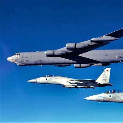 Израильские истребители F-15 сопровождают американский бомбардировщик B-52 в небе над Израилем, 14 февраля 2022 года. Источник: Пресс-служба Армии обороны Израиля.