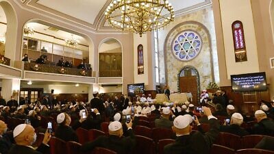 Israeli President Isaac Herzog gives an address at the Neve Shalom Synagogue in Istanbul on March 10, 2022. Photo by Haim Zach/GPO.