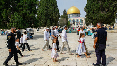 Israeli security forces escort a group of religious Jews as they visit the Temple Mount in Jerusalem's Old City, on Simchat Torah, Oct. 1, 2018. Photo by Sliman Khader/Flash90.