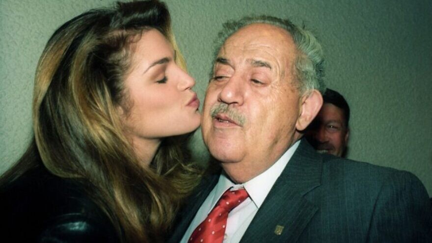Cindy Crawford thanking Dani Angel of the Angel Bakery for her warm welcome, 1992. Photo by Yoline Haik, The Dan Hadani Archive, the Pritzker Family National Photography Collection at the National Library of Israel.