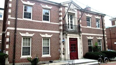 “The Harvard Crimson” Building at Harvard University in Cambridge, Mass. Credit: Beyond My Ken via Wikimedia Commons.