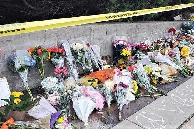 A sidewalk memorial at the site of the Fourth of July shooting in Highland Park, Ill. Credit: Chabad.org/News.