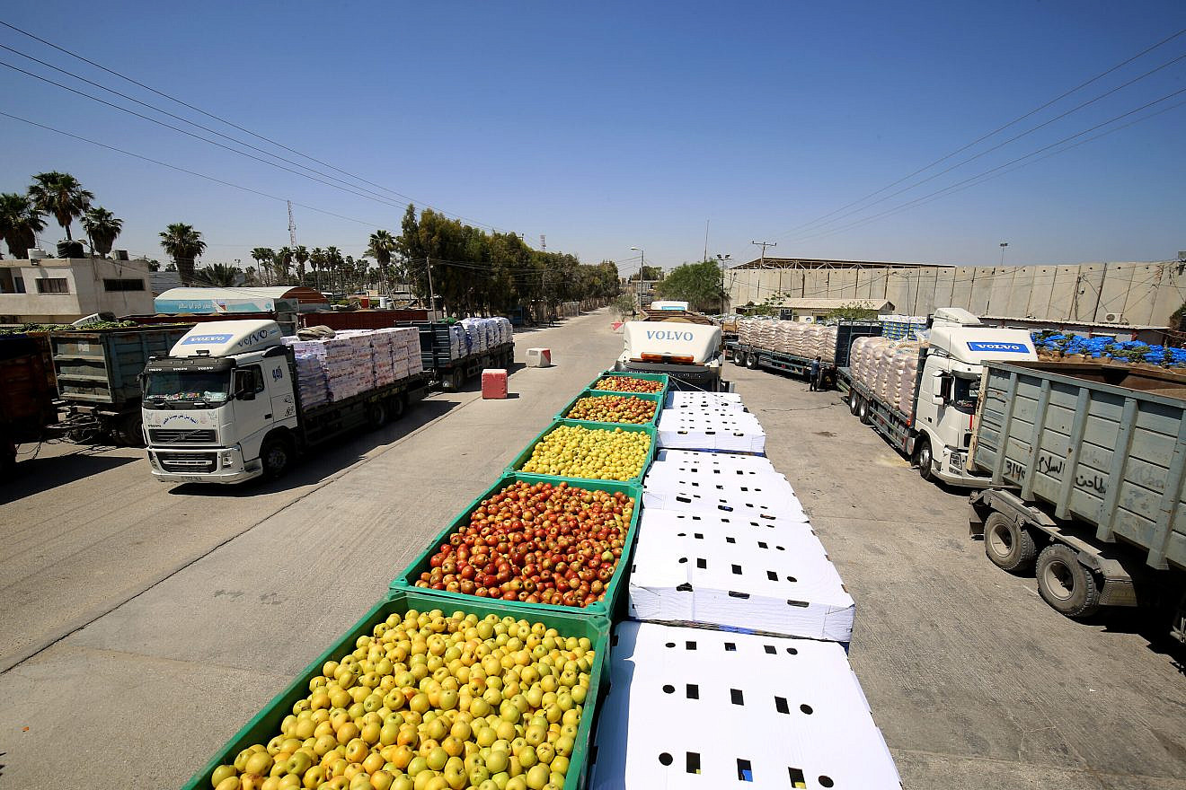 Trucks bearing food enter Rafah, the Gaza Strip, through Israel's Kerem Shalom crossing, May 25, 2021. Photo by Abed Rahim Khatib/Flash90.