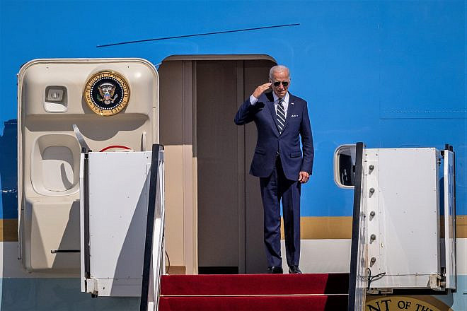 Prime Minister Benjamin Netanyahu welcomes President Joe Biden at Ben-Gurion Airport, Oct. 18, 2023. Photo by Avi Ohayon/GPO.