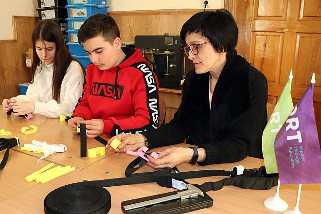 Students from ORT’s Chernivtsi Jewish School work together to design and produce much-needed tourniquets for victims of military attacks. Credit: ORT.