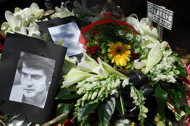 The gravesite of Dudu Topaz during his funeral at the Yarkon Cemetery in Petach Tikvah, Israel, Aug. 21, 2009. Photo by Gili Yaari / Flash90.