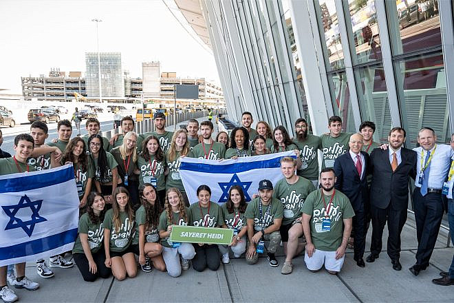 Nefesh B’Nefesh co-founders Rabbi Yehoshua Fass and Tony Gelbart; executive vice president Zev Gershinsky; and Israeli Consul General in New York Ambassador Asaf Zamir with 40 future Lone Soldiers at John F. Kennedy International Airport. Photo by Shahar Azran.