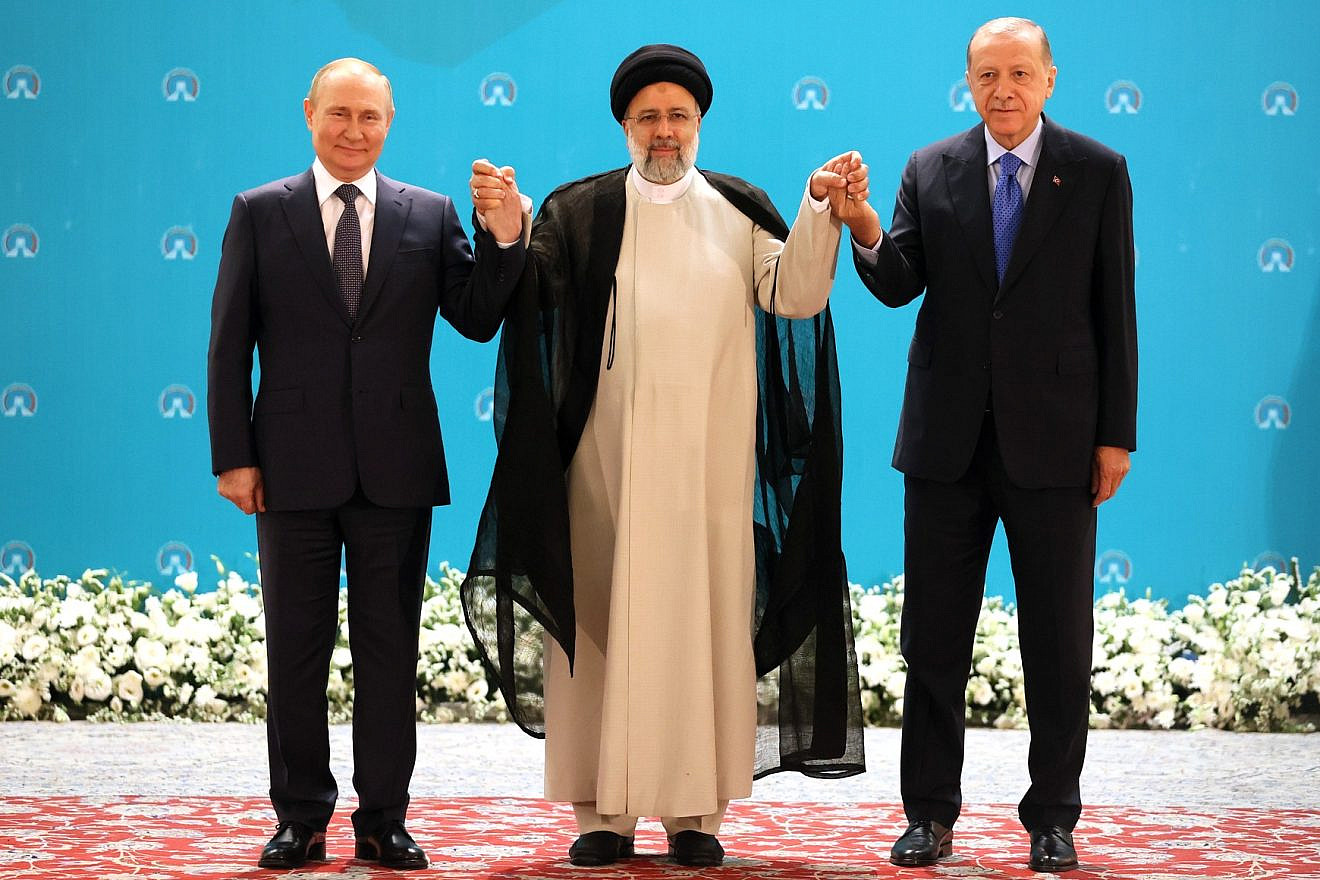 Russian President Vladimir Putin, Iranian President Ebrahim Raisi (center) and and Turkish President Recep Tayyip Erdoğan attend a meeting in Tehran of the guarantor states of the Astana process, July 19, 2022. Credit: TASS.