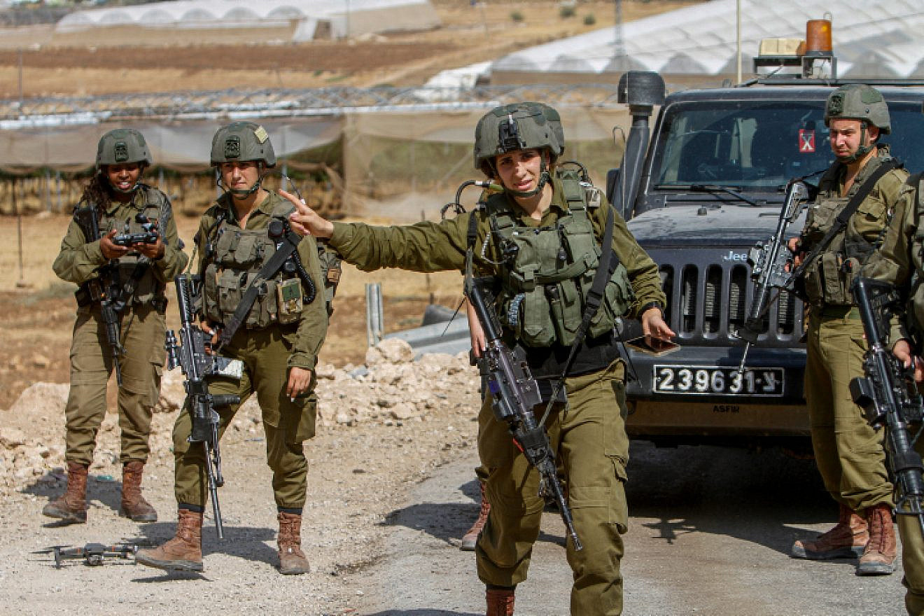 Israeli soldiers block the area near the scene of a shooting attack on a bus on Route 90 in the Jordan Valley, Sept. 4, 2022. Photo by Nasser Ishtayeh/Flash90.