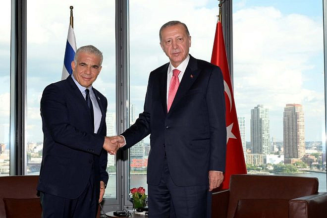 Israeli Prime Minister Yair Lapid meets with Turkish Turkish President Recep Tayyip Erdoğan on the sidelines of the U.N. General Assembly session, Sept. 20, 2022. Credit: Avi Ohayon/GPO.
