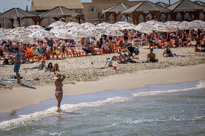 Mezizim Beach in Tel Aviv, Oct. 17, 2022. Photo by Yonatan Sindel/Flash90.