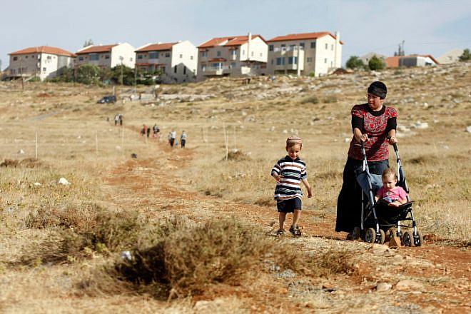 Israelis walk towards Kochav HaShachar, June 4, 2009. Photo by Abir Sultan/Flash90.
