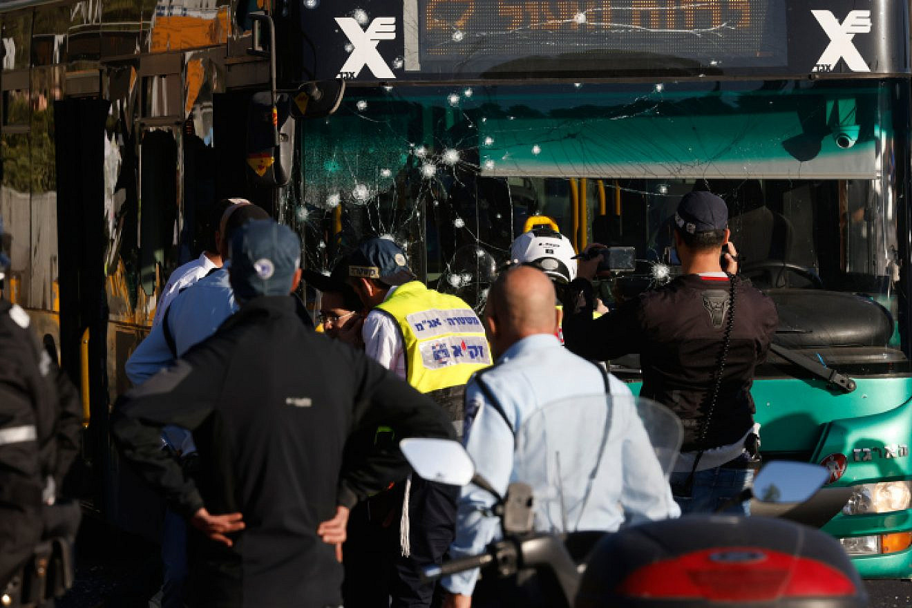 Security personnel at the scene of a terror attack near the entrance to Jerusalem, Nov. 23, 2022. Photo by Olivier Fitoussi/Flash90.