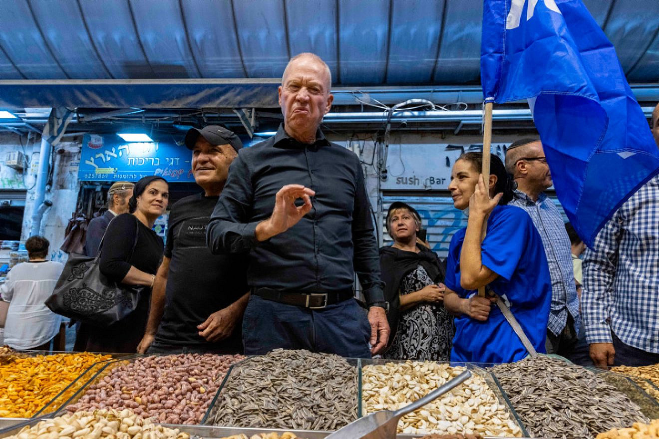 MK Yoav Galant visits the Mahane Yehuda market in Jerusalem, Oct. 20, 2022. Photo by Olivier Fitoussi/Flash90.