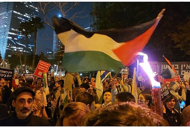 Anti-government protesters in Tel Aviv waving Palestinian flags. Jan. 28, 2023. Source: Twitter/Moti Kastel.