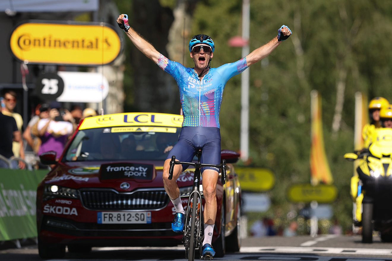 Israel-Premier Tech's Hugo Houle winning stage 16 of the 2022 Tour de France, July 19, 2022. Credit: Sprint Cycling.