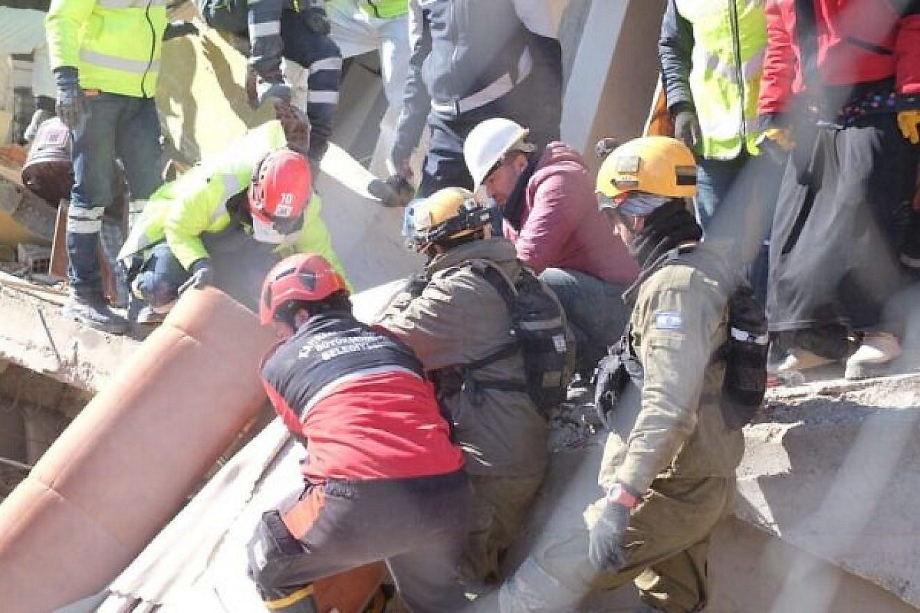 An IDF search and rescue team looks for survivors in Turkey, Feb. 8, 2023. Source: Twitter.