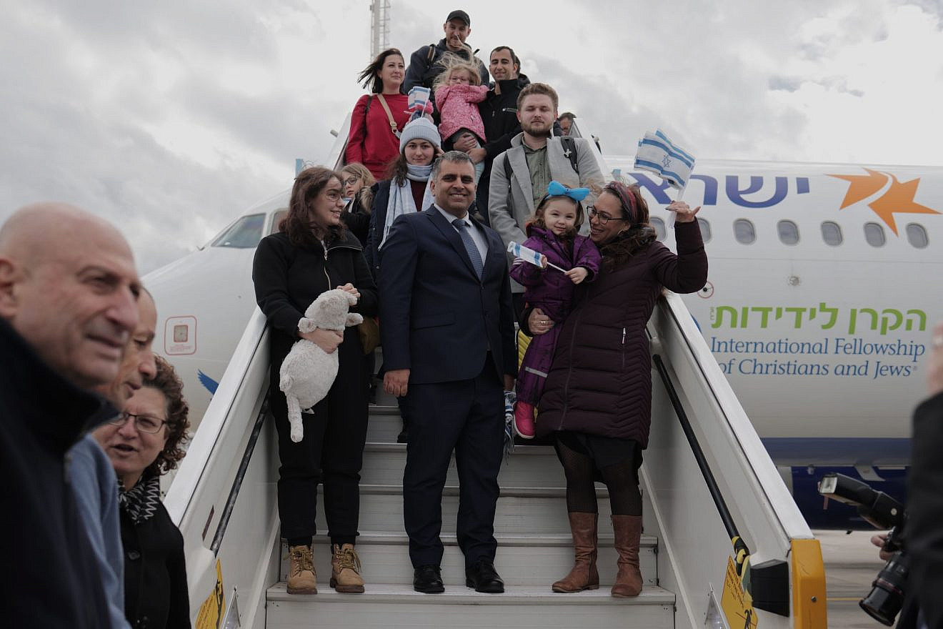Aliyah and Integration Minister Ofir Sofer (center) and IFCJ President Yael Eckstein (right) welcome Ukrainian olim at Ben-Gurion International Airport, Feb. 8, 2023. Photo by Avishag Shaar-Yashuv/IFCJ.