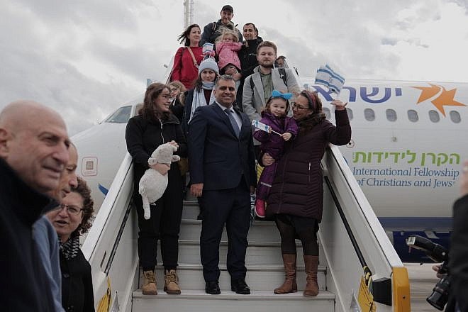 Aliyah and Integration Minister Ofir Sofer (center) and IFCJ President Yael Eckstein (right) welcome Ukrainian olim at Ben-Gurion International Airport, Feb. 8, 2023. Photo by Avishag Shaar-Yashuv/IFCJ.