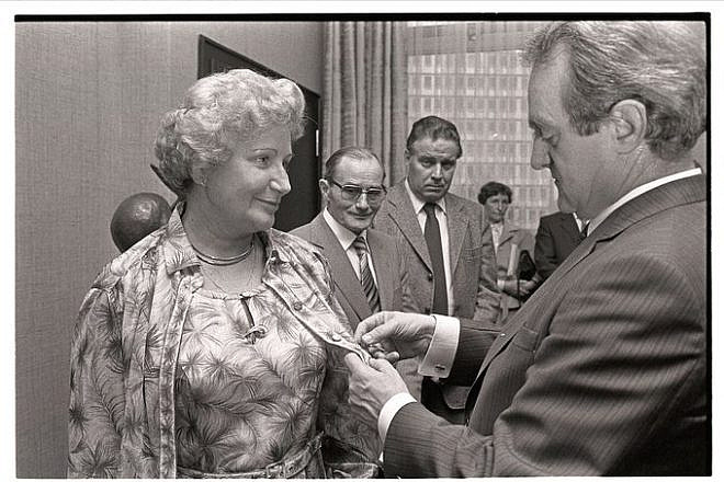 Irmgard Kroymann receives a German governmental honor. Source: Twitter.