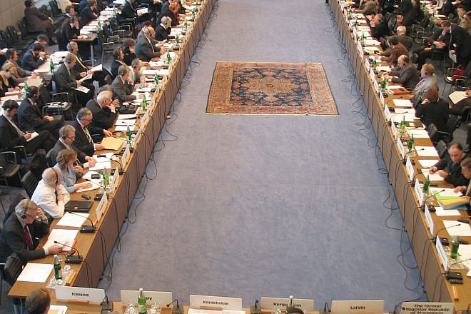 A meeting of the OSCE Permanent Council at the Hofburg in Vienna, 2005. Photo: Mikhail Evstafiev via Wikimedia Commons.