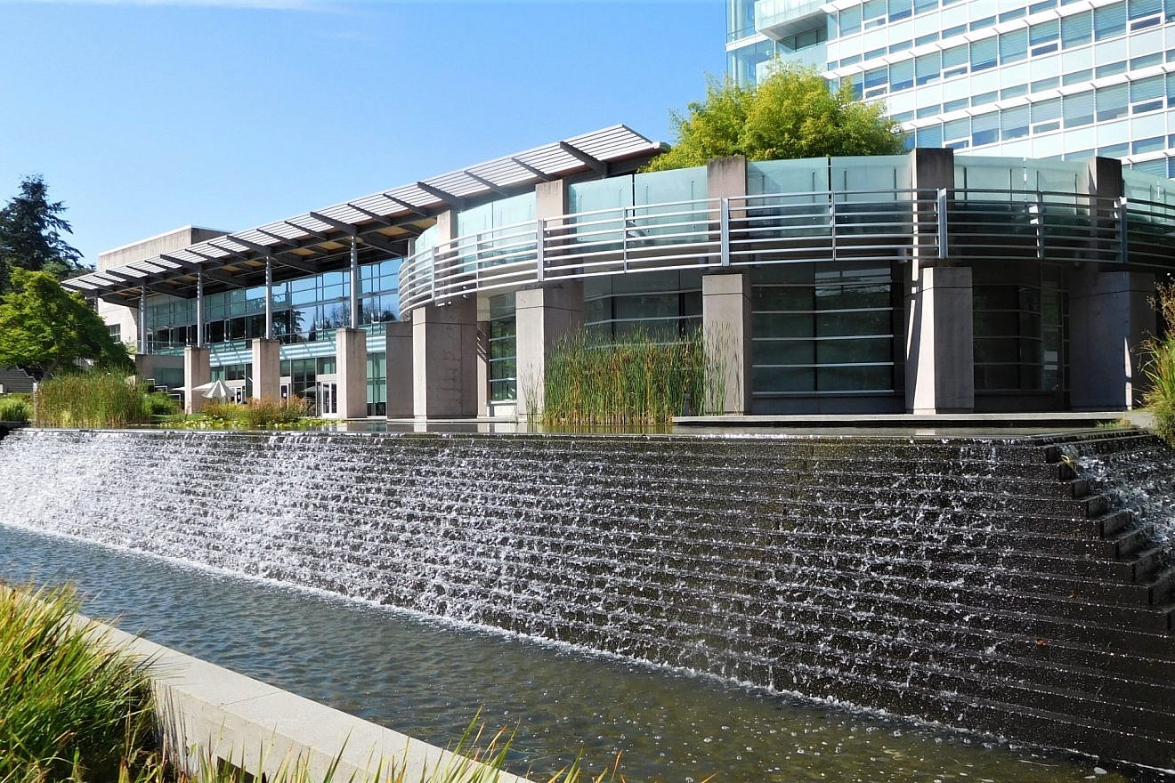 The fountains at Richmond City Hall in British Columbia, Canada. Credit: Robert Ashworth via Wikimedia Commons.